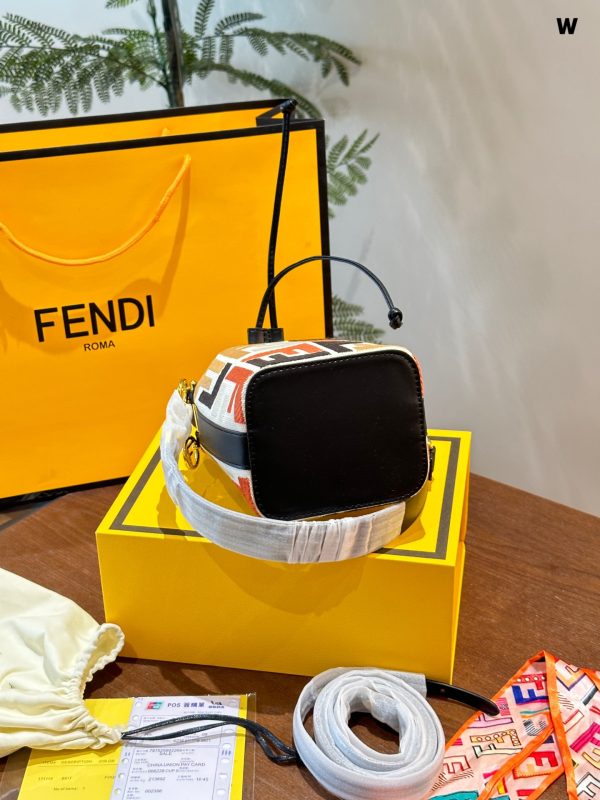 Fendi bucket bag, single shoulder or cross-body, size: 12 * 18 * 10cm - Image 3