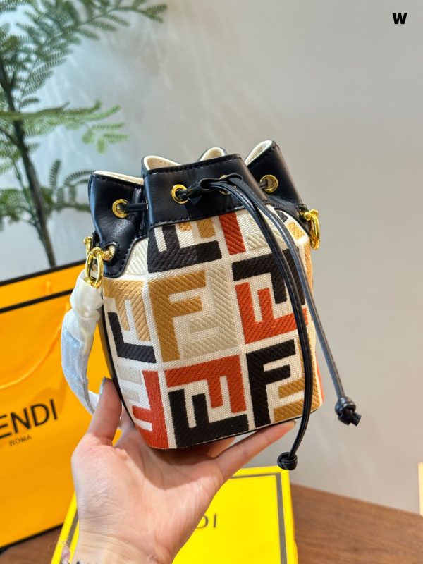 Fendi bucket bag, single shoulder or cross-body, size: 12 * 18 * 10cm - Image 4