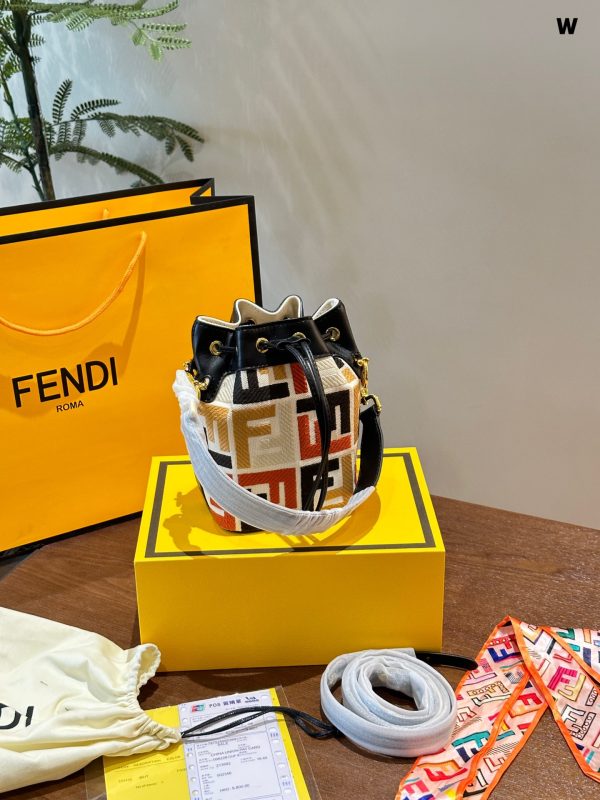 Fendi bucket bag, single shoulder or cross-body, size: 12 * 18 * 10cm