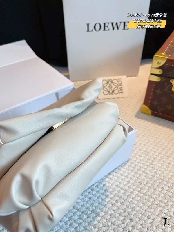 Loewe metal logo cloud bag 23*8*18cm white - Image 5