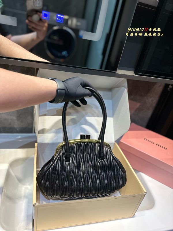Miu Miu portable pleated bag 28*19cm - Image 4