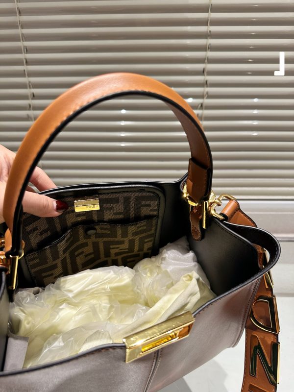 Fendi twist lock metal accessories handbag 30cm brown - Image 9