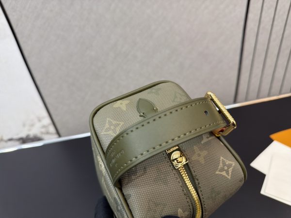 XX001 LV Louis Vuitton Dopp kit studded print toiletry bag with box Size 12 x 22cm - Image 5
