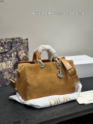 XX001 Dior 26SS Quilted Calfskin Handbag (Suede Interior) – Box Included Dimensions: 32 x 21 cm