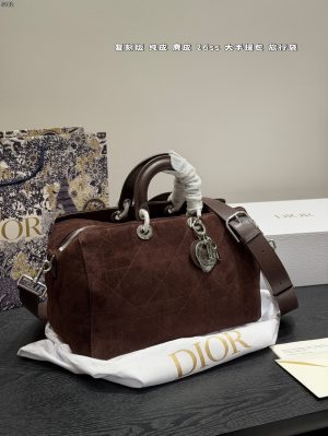 XX001 Dior 26SS Quilted Calfskin Handbag (Suede Interior) – Box Included Dimensions: 32 x 21 cm