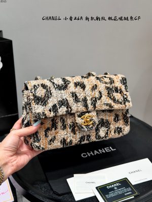 XX001 Chanel Classic Flap (CF) Tweed Chain Bag (with box) Dimensions: 25 x 16 cm