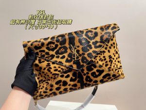 XX001 YSL Saint Laurent leopard-print envelope bag; calf hair and top-grain leather; box included. Dimensions: 30 x 19 cm.